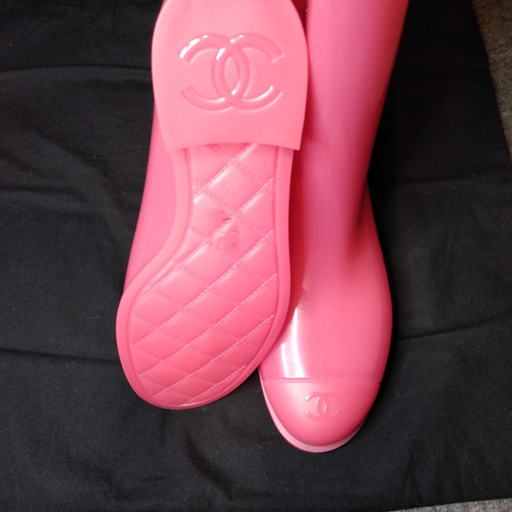 SOLD!!!!!!!Chanel Rain pink Boots - Picture 6 of 11